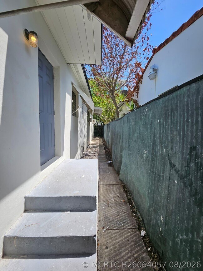 Building Photo - 1732 SW 21st Ter