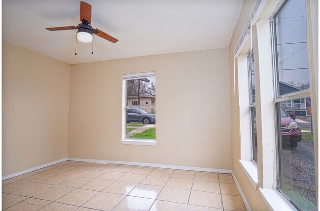 Building Photo - Don't Miss This Relaxing 3BR/1BA Home Near Beautiful Downtown!