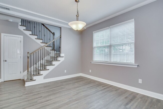 Building Photo - Updated 4 Bedroom 2.5 Bath
