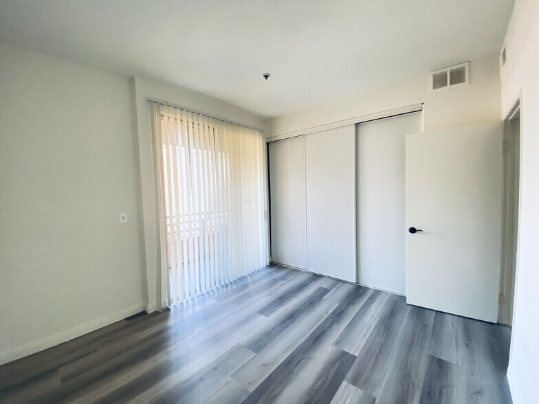 Building Photo - 1220 N Las Palmas Ave