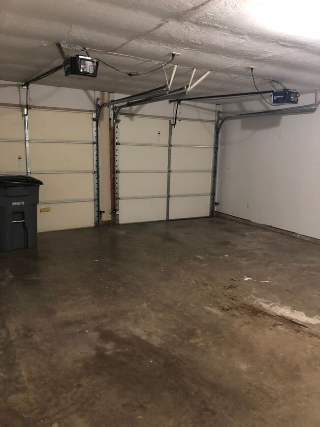 Building Photo - 5510 NW Cottonwood Dr