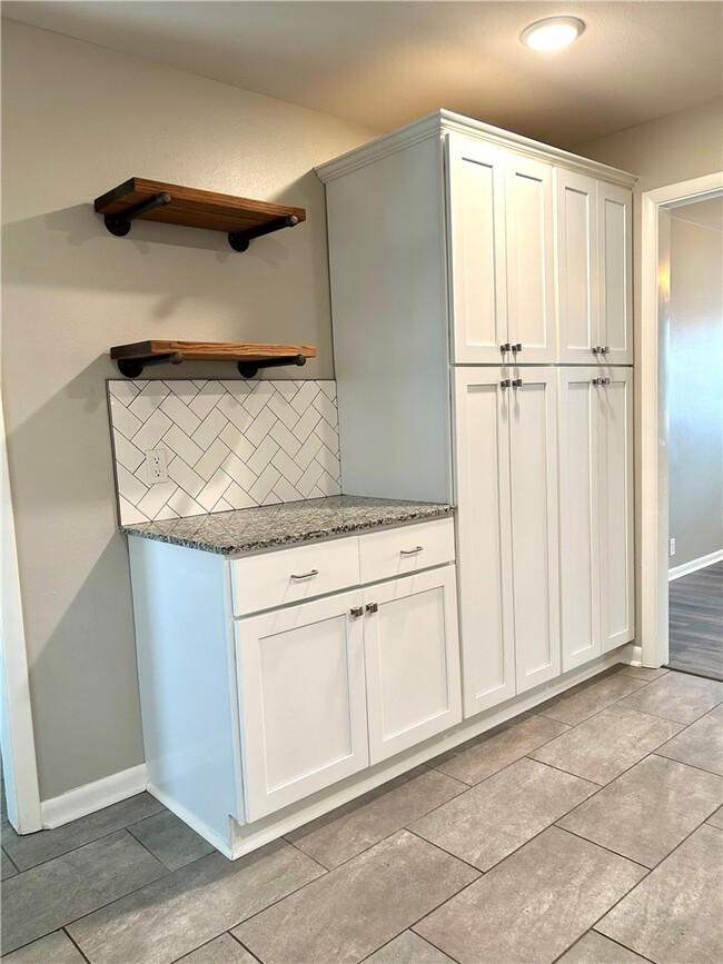 Building Photo - 301 Crestview Dr