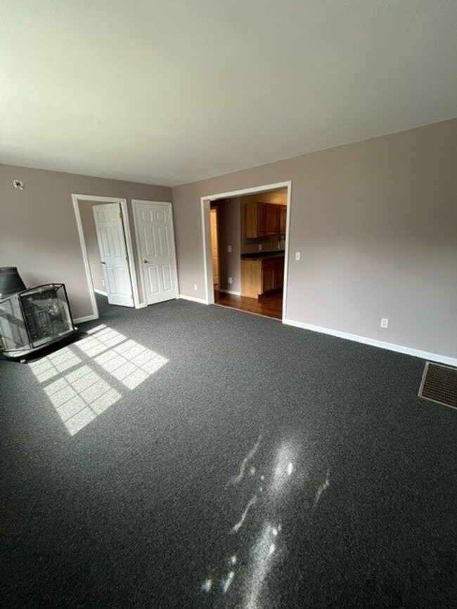 Building Photo - 3 bedroom 3 bathroom
