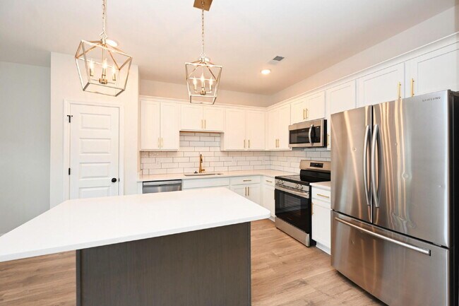 Building Photo - Like-New Modern Townhome Near Dining, Shopping, Trails & Old Hickory Lake