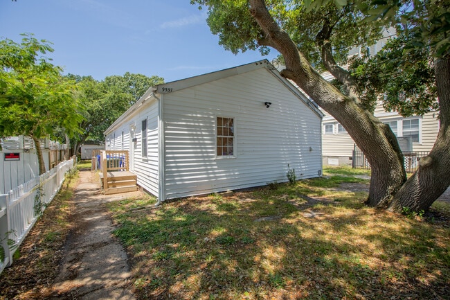 Building Photo - 9537 20th Bay St