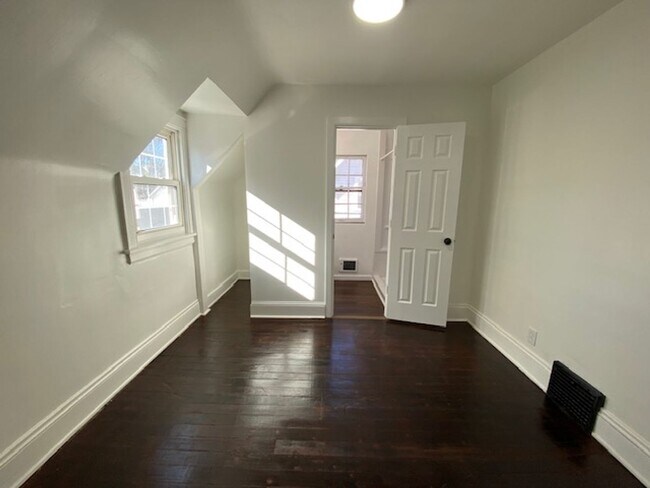 Building Photo - Bright 3BR / 2 Bath Bungalow Near Parks & Transit