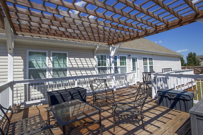 Building Photo - Charming 3 BR/2BA Ranch with fully fenced ...