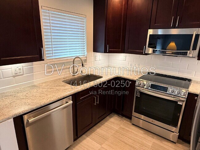 Building Photo - 2802 Pass a Grille Way