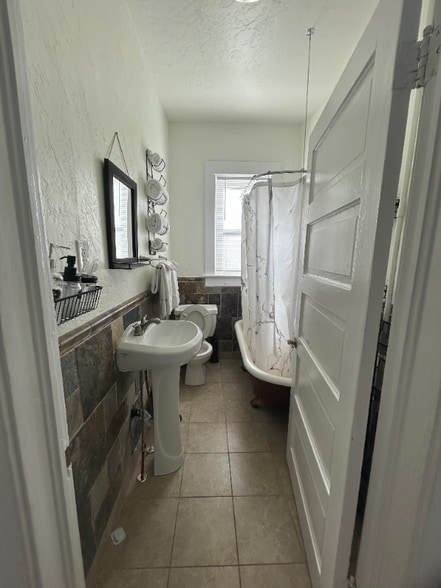 Building Photo - 859 S Grn St