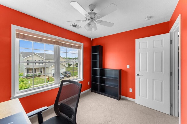 Building Photo - Welcome home to this well-maintained 4-bed...