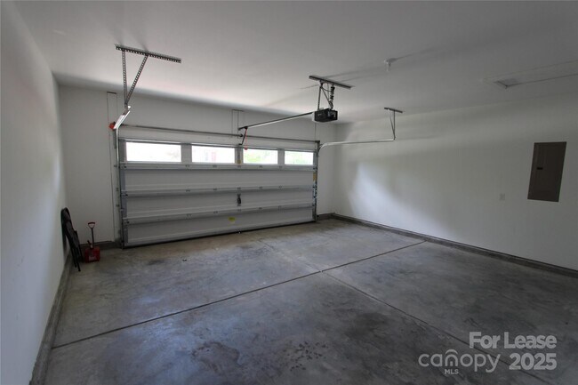 Building Photo - 300 Commodore Loop