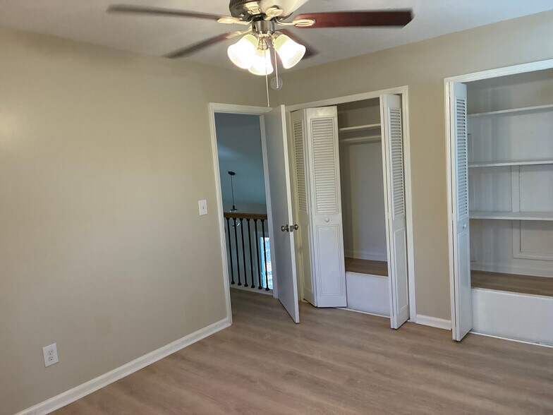 Building Photo - Room in House on Granada Pl