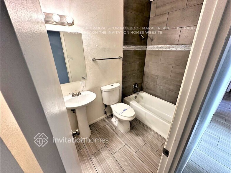Building Photo - 1265 E Del Rio Dr