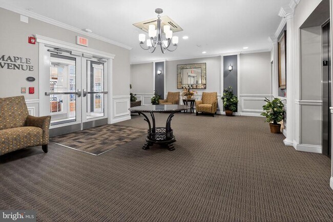 Building Photo - 300 W Elm St