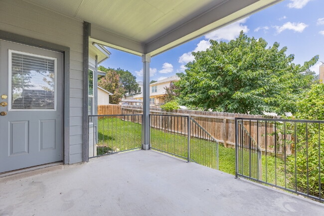 Building Photo - 906 Ashbury Bluff