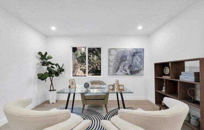 Building Photo - MOVE-IN READY 4+3 w/upgrades, great floorp...