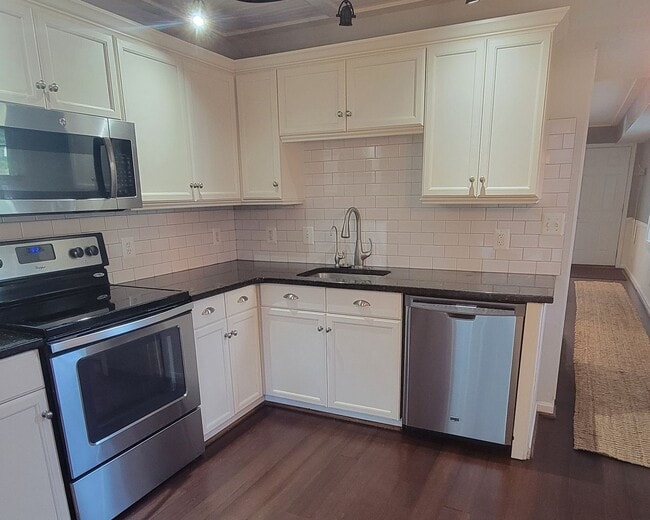 Building Photo - Beautifully Maintained Townhome in Downtow...