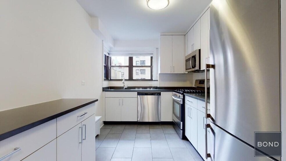 Building Photo - 400 E 89th St