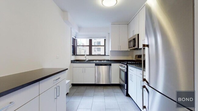 Building Photo - 400 E 89th St