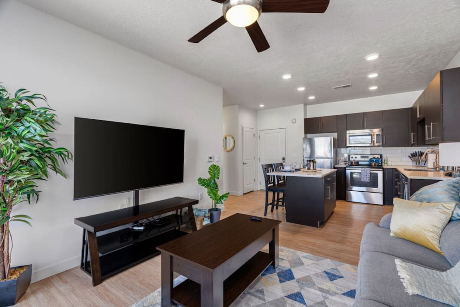 Building Photo - 489 E 400 S