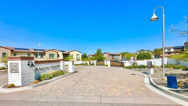 Building Photo - Beautiful "Model" Show Townhome in the Gat...