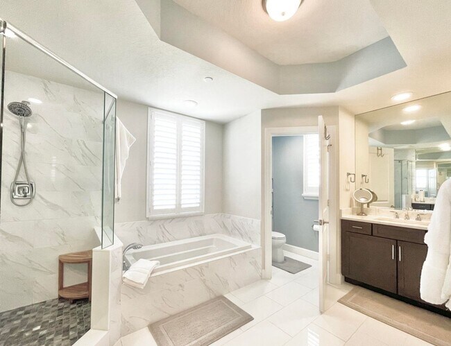 Building Photo - 1044 Bay Colony Dr S