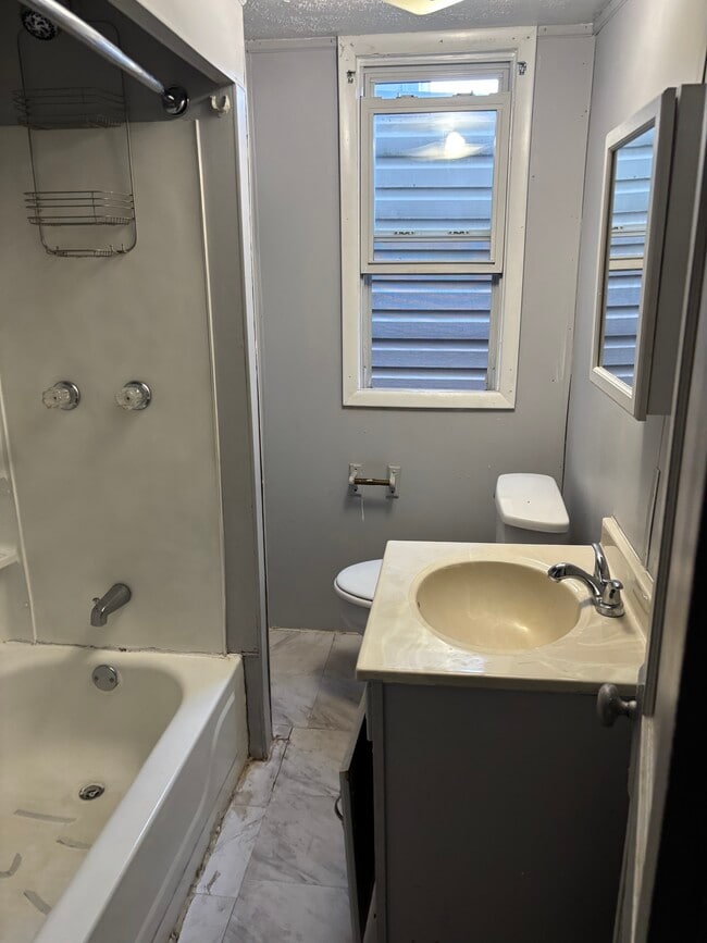 Building Photo - 1143 E Webster St