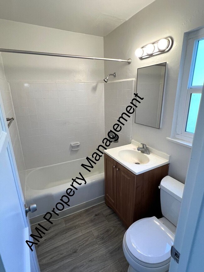 Building Photo - Move in Special!! $500 off 1st Month's Rent!!