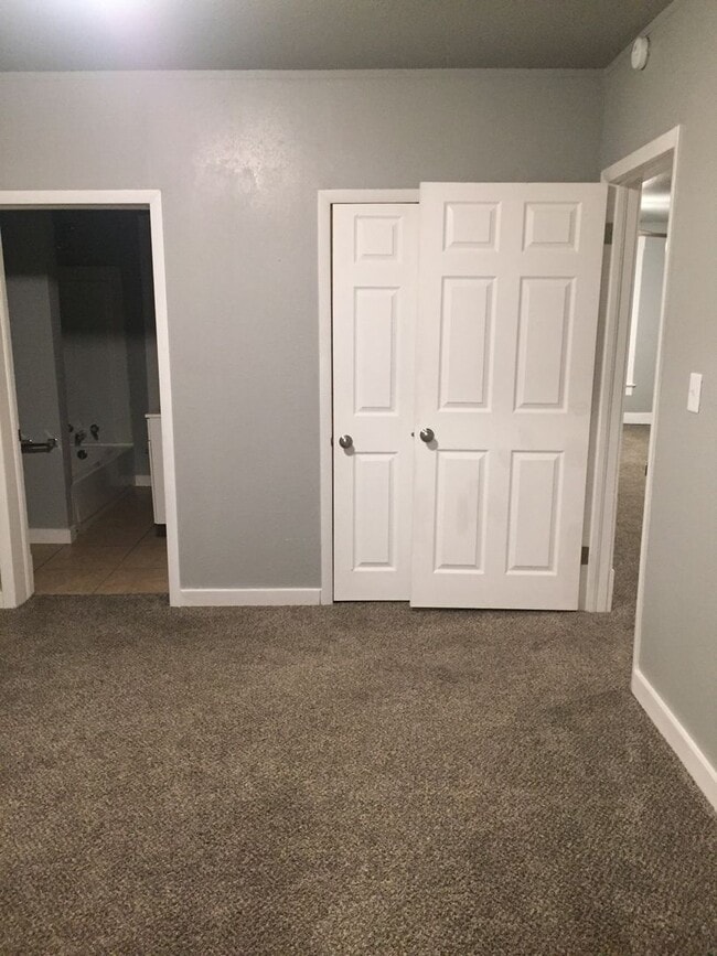 Building Photo - 1123 W Maple Ave