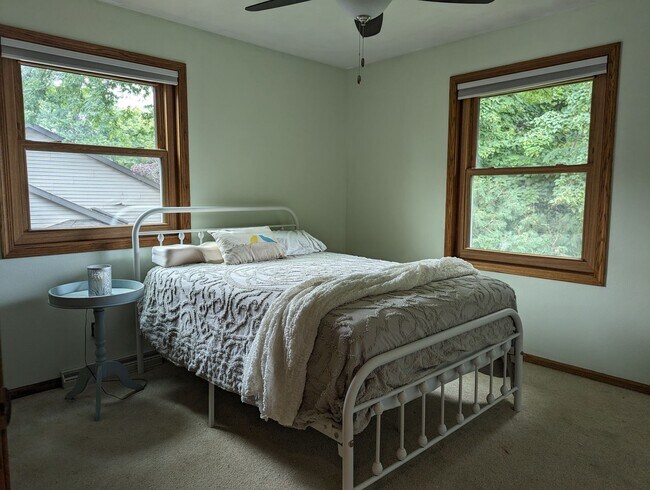 Building Photo - Four Bedroom Neenah House