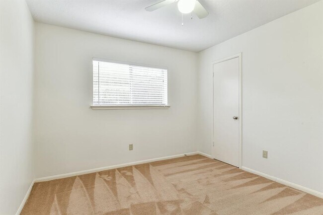 Building Photo - 6527 La Violetta Dr
