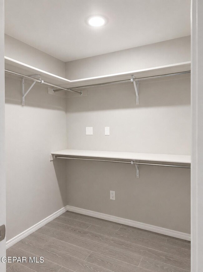Building Photo - 909 Malven Pl