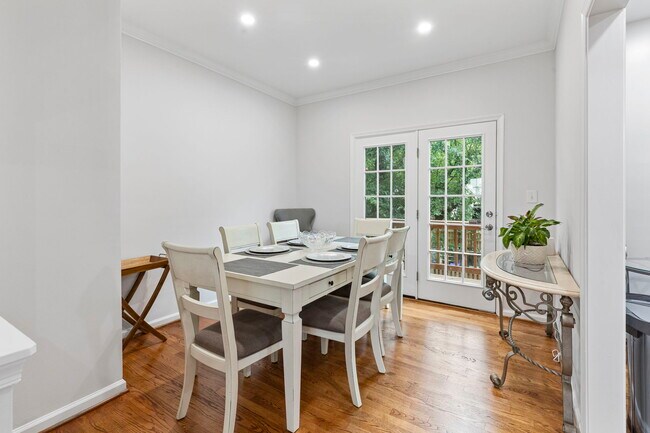 Building Photo - 2025 N Buchanan Ct