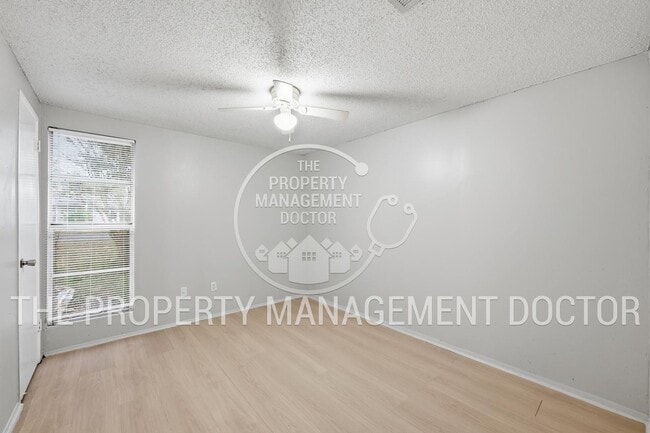 Building Photo - Modern 3/2 with an office Renovated Home in Orange Park - Ready for Immediate Move-In!