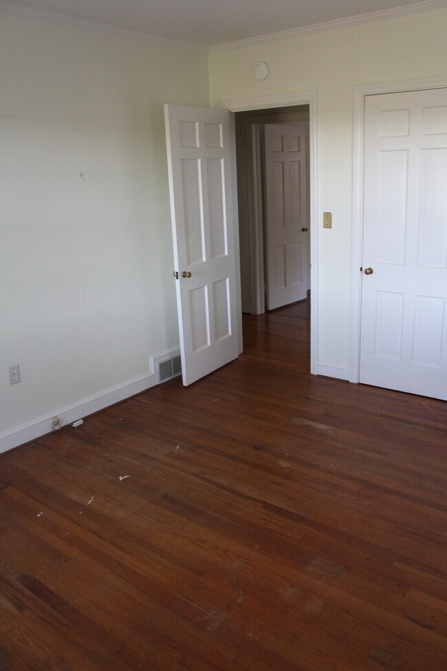 Building Photo - 3 Bed/2 Bath Home Right Next to Walker Golf Course!