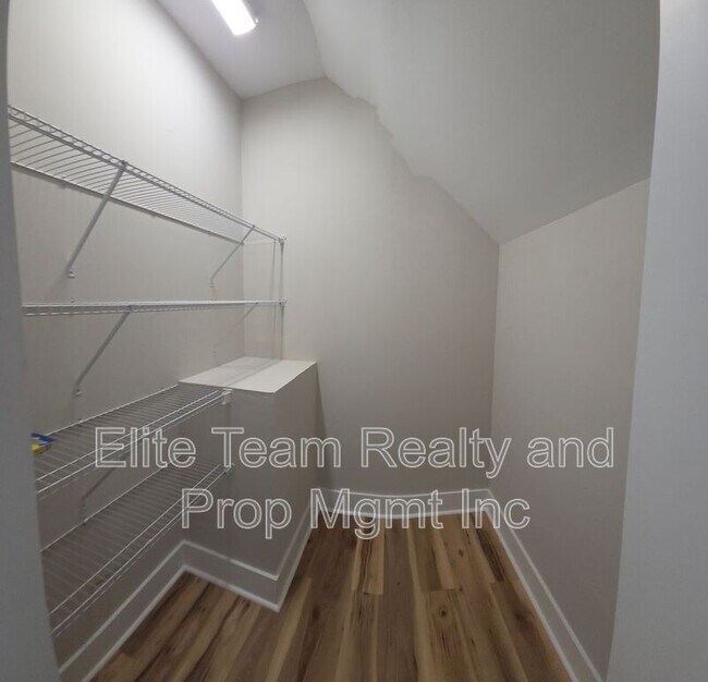Building Photo - 2728 Crawford Ave
