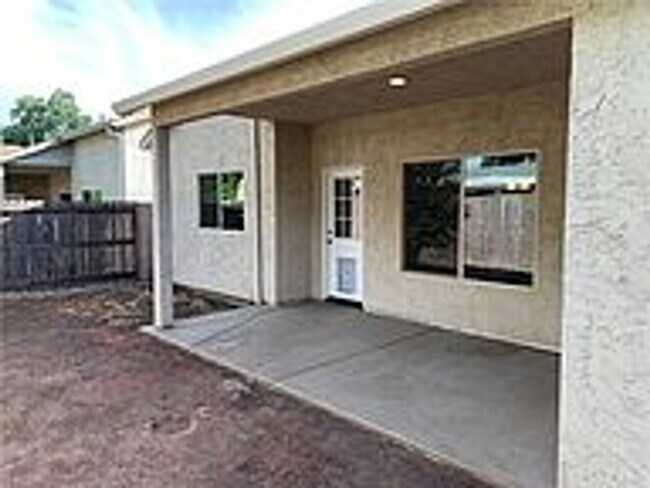 Building Photo - BEAUTIFUL  3  BEDROOM 2 BATH  HOME!