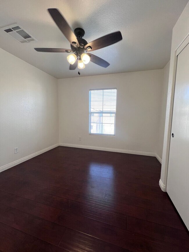 Building Photo - MOVE IN TODAY! 3 bed 2.5 bath home in the ...