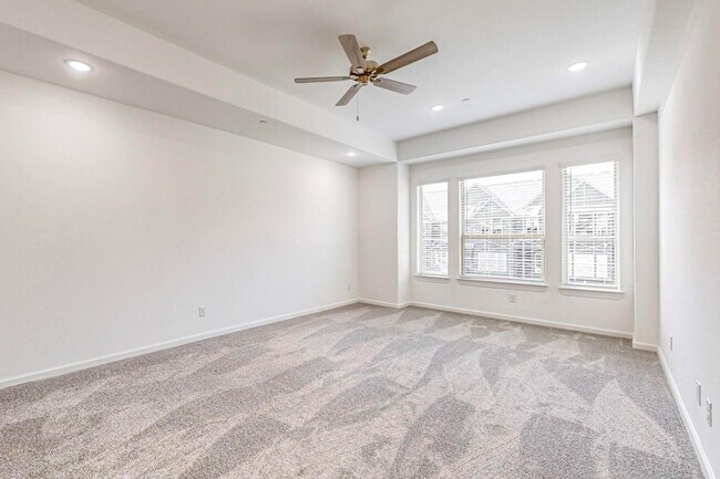 Building Photo - 4 Bed 3 Bath Luxurious Townhome in Frisco!