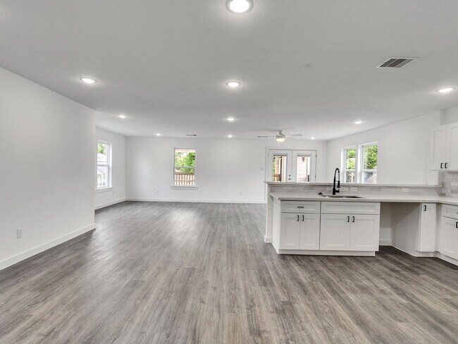 Building Photo - ? Spacious & Stylish 3-Bed Home – Garage Included! ?