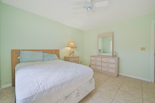 Building Photo - Beautiful Condo in South Naples