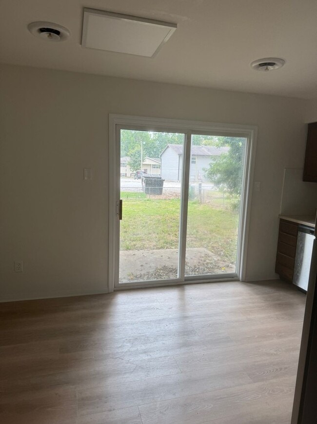 Building Photo - Charming 1.5 story duplex in SW Columbia