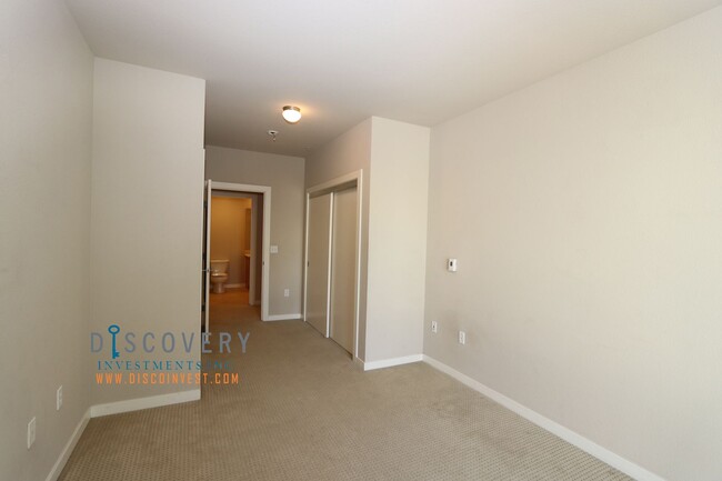 Building Photo - Large Downtown Oakland Two Bedroom Condomi...