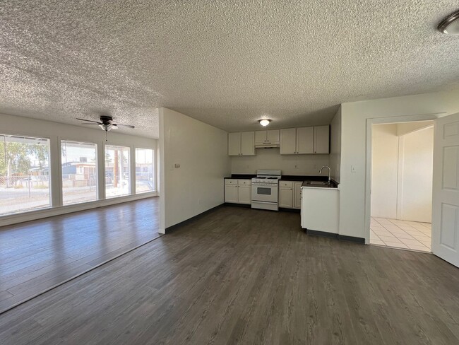 Building Photo - 3 Bedroom 1 bathroom House located near a Schools, Community Park and Public Swimming Pool.