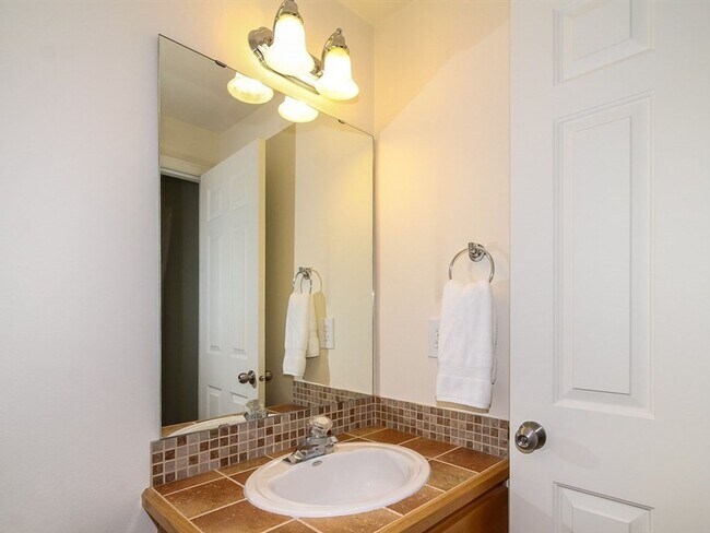 Building Photo - Fabulous Green Lake Townhome