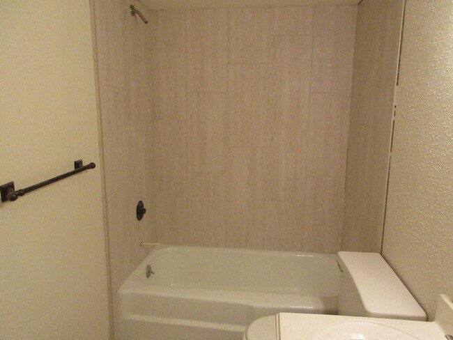 Building Photo - This charming 3-bedroom, 2.5-bath townhome in Memorial Club!