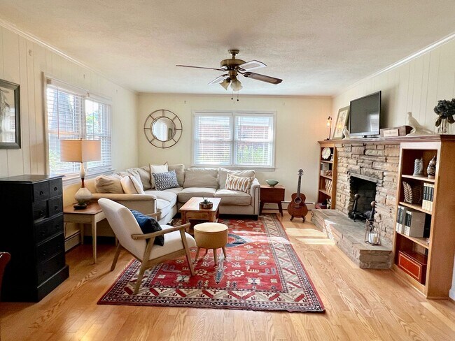 Building Photo - 3BD/ 2BA Brick Ranch in Lakeview Smith Terrace! Gorgeous Private Back Yard! Available NOW!