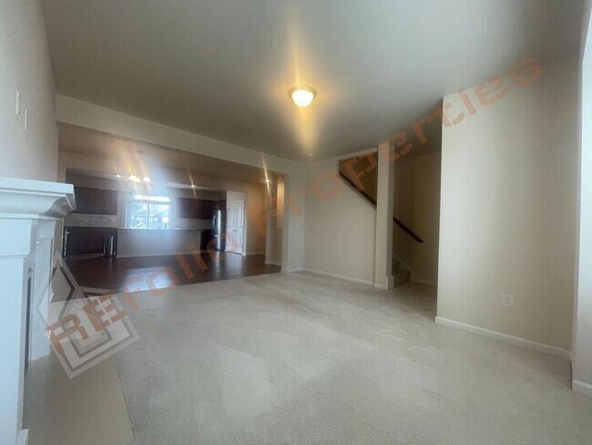 Building Photo - Luxury 3 Story 4 BD/3.5 Bath Townhome @ Sm...