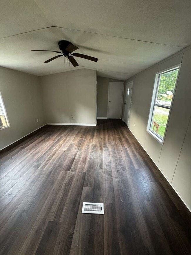 Building Photo - 2 Bedrooms - 2 Bathrooms