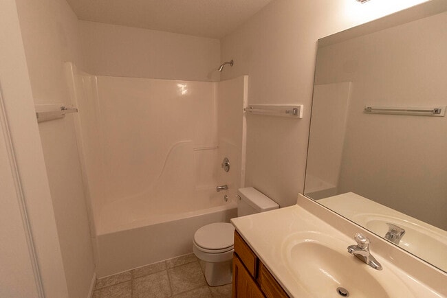 Building Photo - 3322 E St Charles Rd